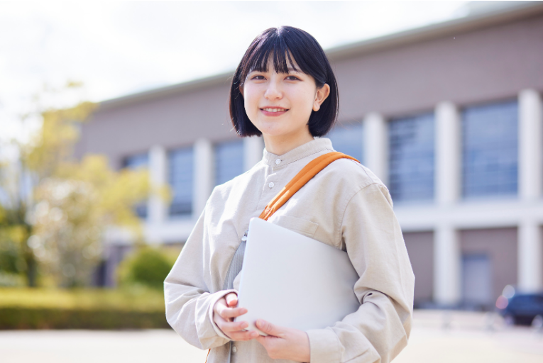 人材支援開発助成金を活用したDX研修を受ける女性