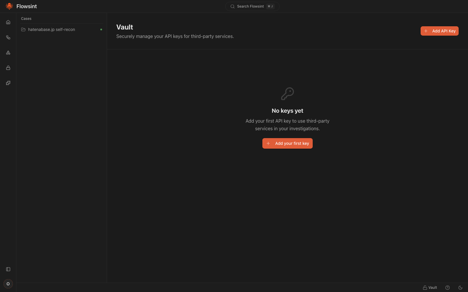 Flowsint の Vault 画面。Securely manage your API keys for third-party services の説明と Add API Key のボタン、中央に No keys yet の表示と Add your first key のボタン。左のサイドバーには Cases の下に hatenabase.jp self-recon という調査が 1 件ある。
