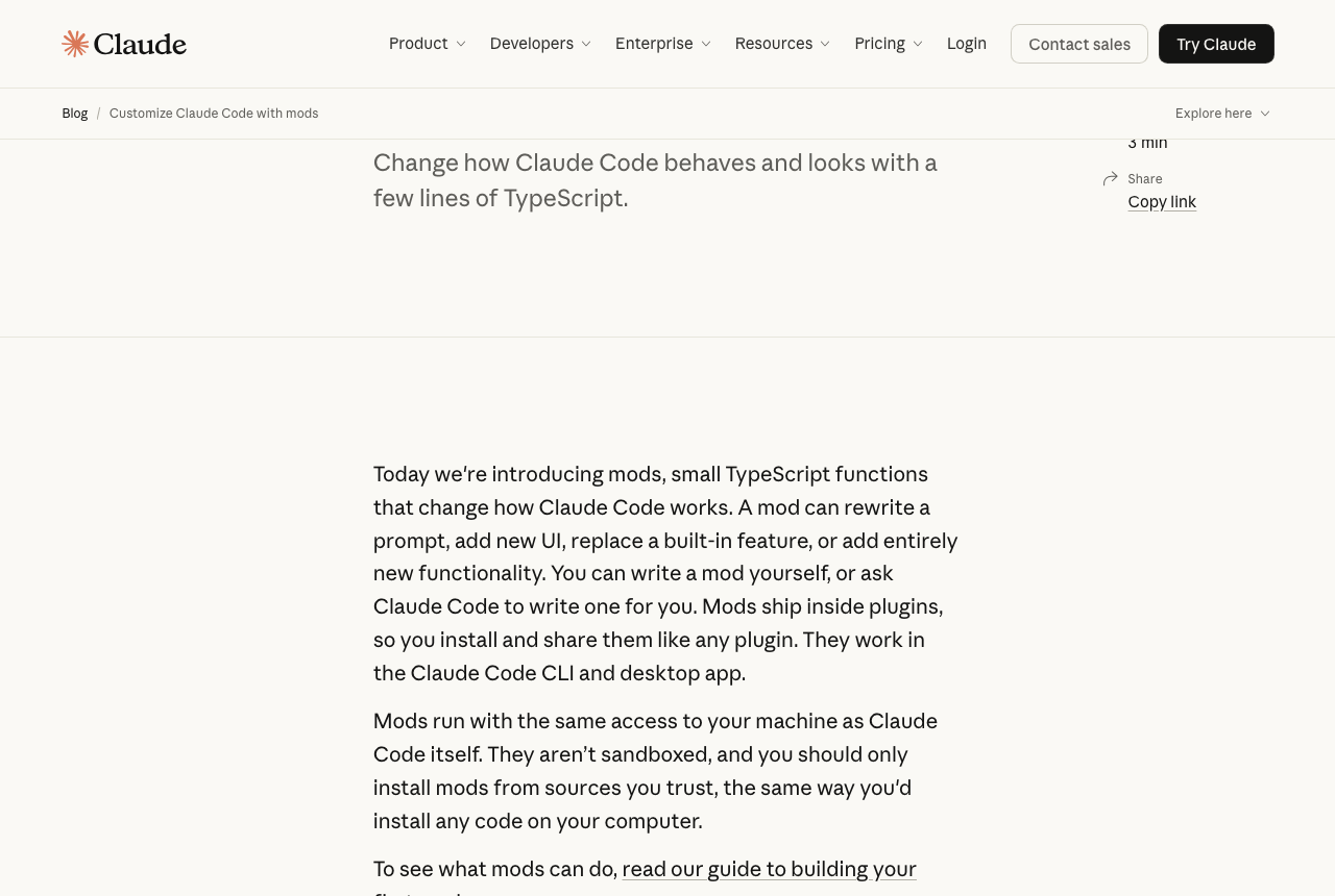 Anthropic の公式ブログ「Customize Claude Code with mods」の本文冒頭。mods は Claude Code の動きを変える小さな TypeScript の関数で、サンドボックスでは動かないので信頼できる提供元のものだけを入れるよう書かれている。